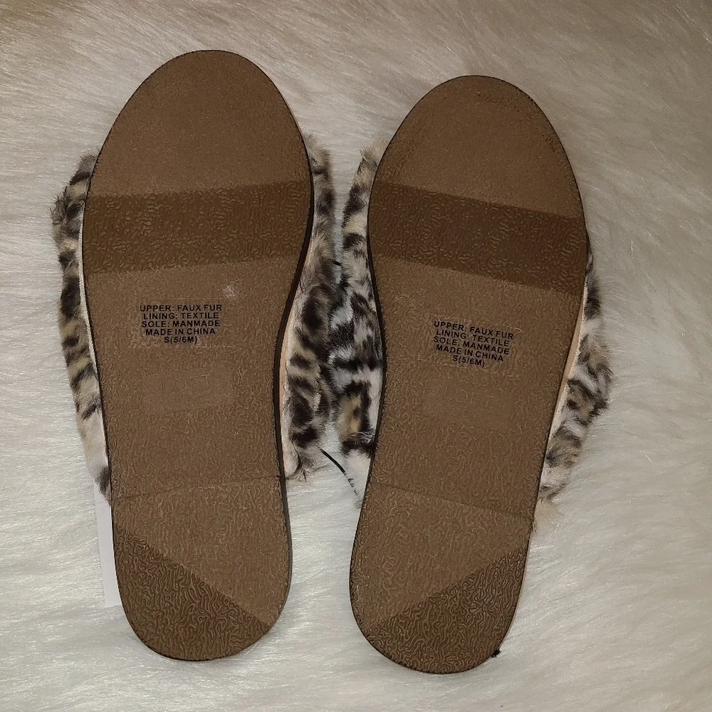 LOFT Faux Fur Buckle Slippers | Small - Picture 6 of 7